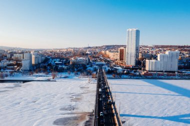 Saratov 'daki Volga nehri üzerindeki köprü, hava aracı görüntüsü..