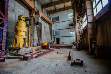 Hidroelektrik santralindeki su dağıtım cihazında hidrolik çıkış silindirleri.