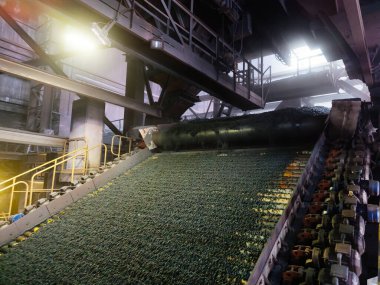 Metalurji fabrikasındaki Demir cevheri topaklarının endüstriyel üretim hattı.