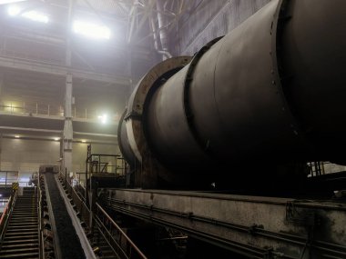 Demir cevheri topaklarının üretimi. Çırpınan makineler..