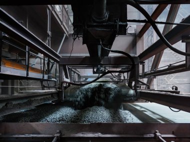 Metalurji fabrikasındaki Demir cevheri topaklarının endüstriyel üretim hattı.