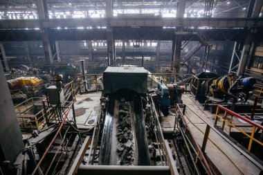 Değirmen cevherlerini cevher işleme tesisinde öğütür..