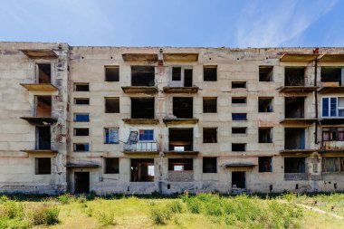 Terk edilmiş çok katlı bir ev. Savaş, felaket, yoksulluk, hayalet kasaba vs..