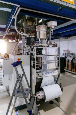 Modern endüstriyel kahve paketleme makinesi.