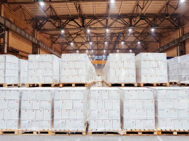 Depoda sıra sıra film kutuları var..