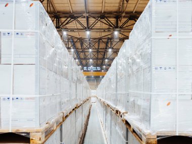 Depoda sıra sıra film kutuları var..