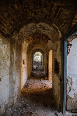 Terk edilmiş eski hapishanenin kasalı koridoru..
