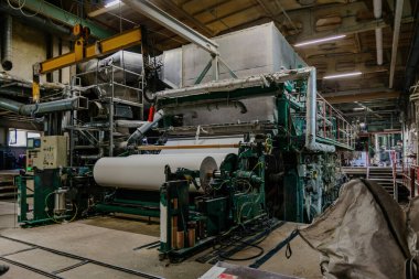 Atık kağıt geri dönüşüm tesisi. Kağıt rulo üretim makinesi.