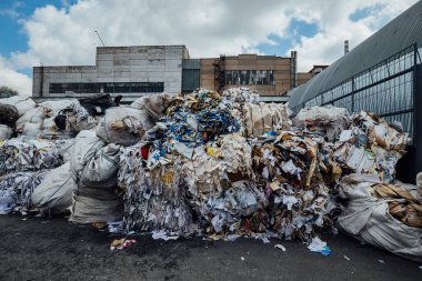 Geri dönüşüm fabrikasında atık kağıt yığını.