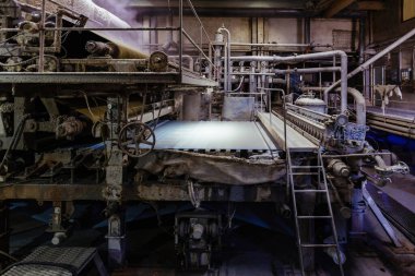 Atık kağıt geri dönüşüm tesisi. Kağıt rulo üretim makinesi.