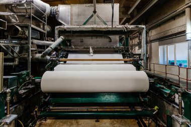Atık kağıt geri dönüşüm tesisi. Kağıt rulo üretim makinesi.