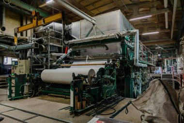 Atık kağıt geri dönüşüm tesisi. Kağıt rulo üretim makinesi.