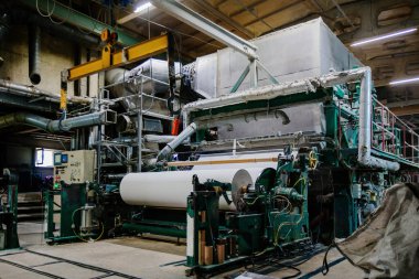 Atık kağıt geri dönüşüm tesisi. Kağıt rulo üretim makinesi.