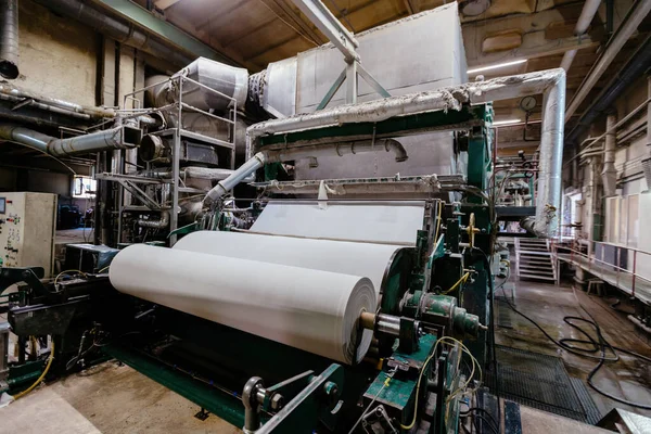 Recyclinganlage Für Altpapier Maschine Zur Herstellung Von Papierrollen Stockfoto