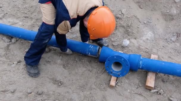Рабочие Устанавливающие Систему Водопровода Крупным Планом — стоковое видео
