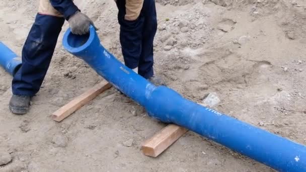 Werknemers Die Leidingnet Voor Watervoorziening Installeren Close — Stockvideo