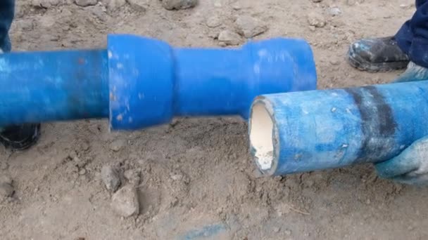 Pekerja Yang Menginstal Sistem Pipa Pasokan Air Tutup — Stok Video