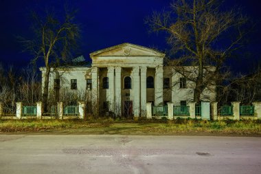 Karanlık ve ürkütücü terk edilmiş perili hastane.
