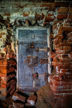 Eski kapı harap olmuş terk edilmiş hapishane.