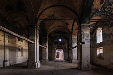 Karanlık, tüyler ürpertici, terk edilmiş Bakire Meryem Kilisesi 'nin içinde..
