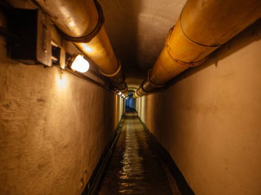 Eski yeraltı iletişim tüneli. Metro ya da diğer inşaatlar.