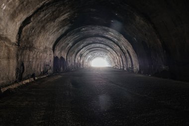 Dağın içindeki eski yeraltı tüneli. Tünelin sonundaki ışık.