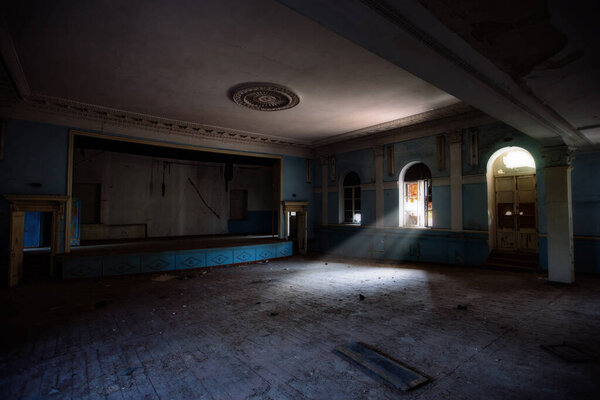 Старый заброшенный театр или кино