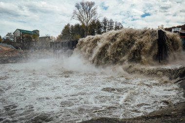 Maykop barajında sızıntı, nehirde kirli su.