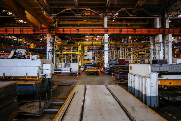 Metal fabrikası üretim hattı. Çalışma odasının içi..