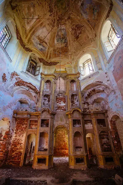 Tver Oblastı 'ndaki Kutsal Bakire Meryem' in duyurusu için terk edilmiş kilise..