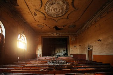 Eski, karanlık, terk edilmiş sahne tiyatrosu..