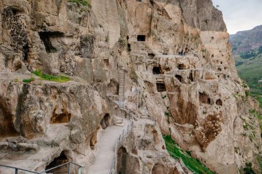 Gürcistan 'daki Vardzia mağara manastırı..
