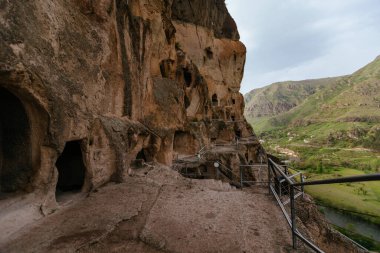 Gürcistan 'daki Vardzia mağara manastırı..