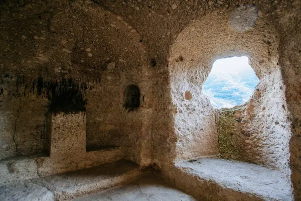 Gürcistan 'daki Vardzia mağara manastırında..