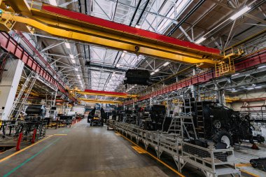 Tarım traktörleri ve hasatçıların üretim hattı.