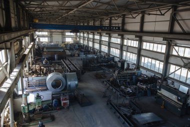 Metal fabrikası üretim hattı. Üretilmiş metal parçaları.