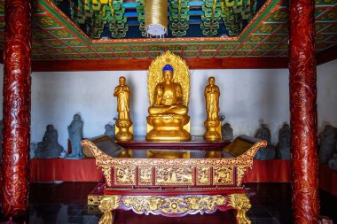 Tula Bölgesi, RUSSIA - 02 Ağustos 2022: Budist tapınağı içi. Tapınakta oturan Buda heykeli..