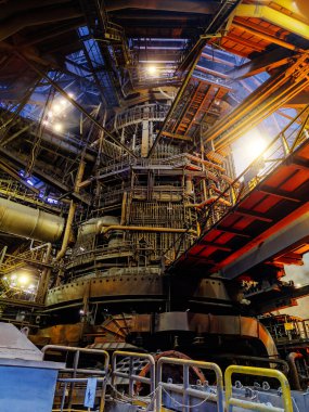 Metalurji fabrikasında büyük bir elektrikli fırın..
