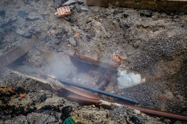 Isıtma sisteminin eski paslı borularında su sızıntısı var..