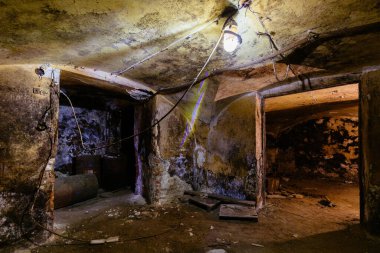 Terk edilmiş eski binada karanlık bir koridor..