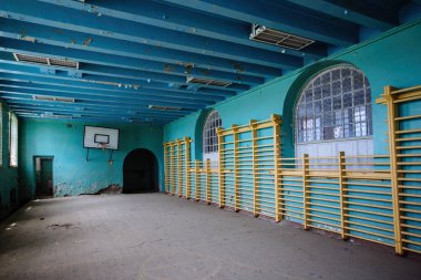 Terk edilmiş okuldaki eski spor salonu..