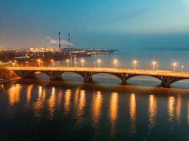 İyi akşamlar Voronezh. Voronezh nehri üzerindeki Vogresovsky köprüsü üzerinde gün batımı, hava manzaralı..