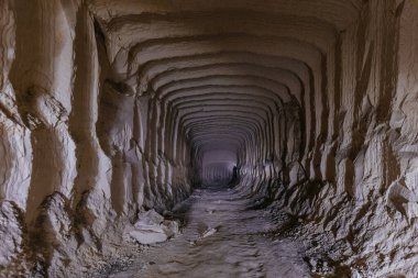 Sondaj makinesi izleri taşıyan Chalky maden tüneli, Belgorod, Rusya.