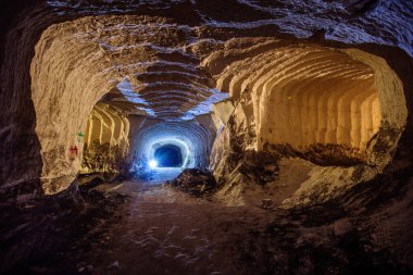 Sondaj makinesi izleri taşıyan Chalky maden tüneli, Belgorod, Rusya.