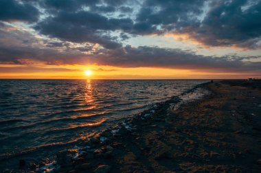 Gün batımında ya da denizde şafakta.