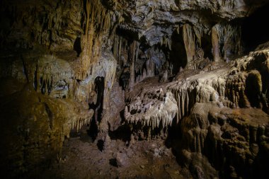 Adygea 'daki güzel doğal mağara.