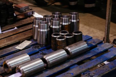 Torna tezgahında yapılmış çelik çalılar. Yedek parçalar.