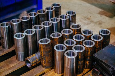 Torna tezgahında yapılmış çelik çalılar. Yedek parçalar.