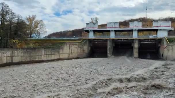 Spillway Nella Diga Maykop Acqua Sporca Nel Fiume — Video Stock