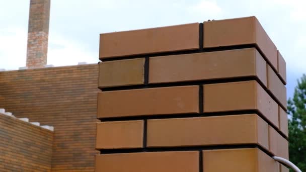 Builder Αφαιρεί Υπολείμματα Τσιμέντου Στην Τοιχοποιία — Αρχείο Βίντεο